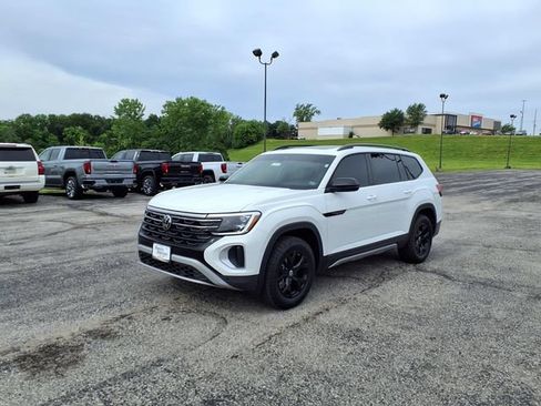 Used 2025 Volkswagen Atlas Peak Edition SE AWD/4WD image 38