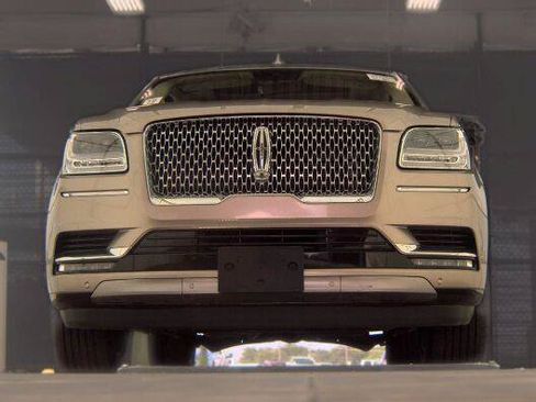 Used 2020 Lincoln Navigator L Reserve w/ Luxury Package AWD/4WD image 3