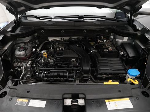Used 2023 Volkswagen Taos SE w/ Panoramic Sunroof Package FWD image 3