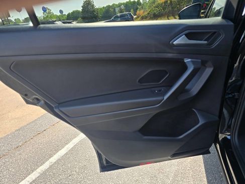 Used 2021 Volkswagen Tiguan SE image 11