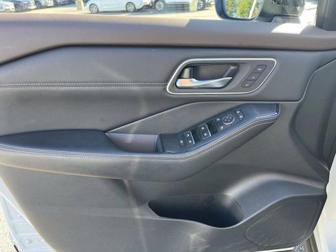 Used 2023 Nissan Rogue Platinum w/ Platinum Premium Package image 10