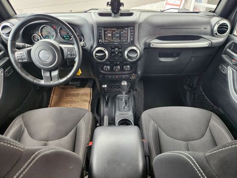 Used 2016 Jeep Wrangler Unlimited Sahara w/ Connectivity Group AWD/4WD image 3