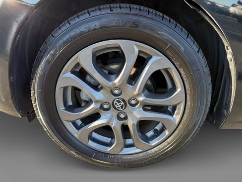 Used 2020 Toyota Yaris XLE image 9