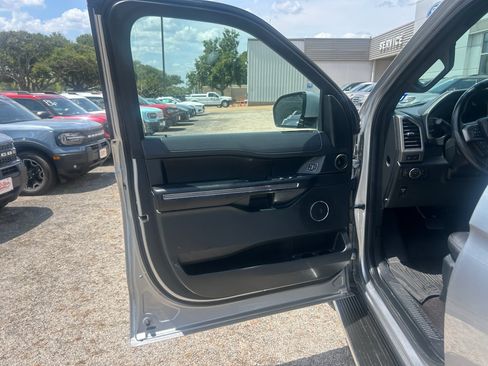 Used 2021 Ford Expedition XLT RWD image 12