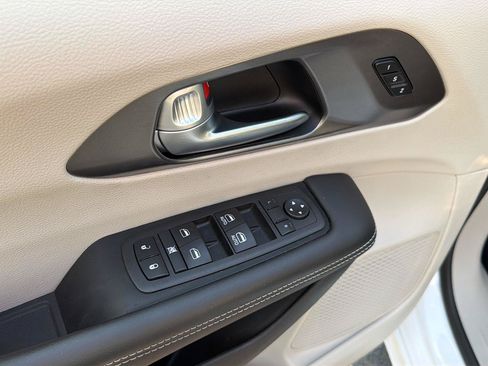 Used 2024 Chrysler Pacifica Limited FWD image 29