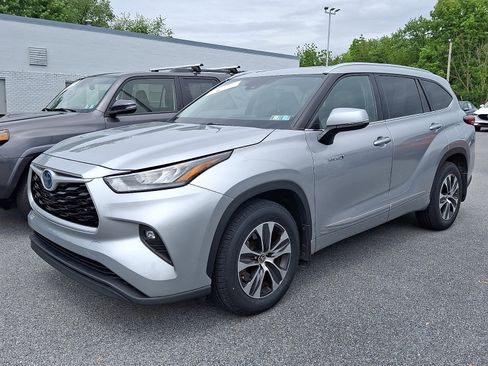Used 2020 Toyota Highlander XLE AWD/4WD image 2