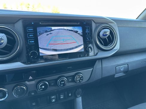 Used 2018 Toyota Tacoma TRD Sport image 9
