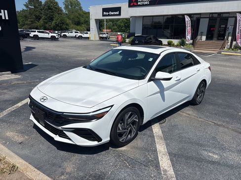 Used 2025 Hyundai Elantra Limited FWD image 7