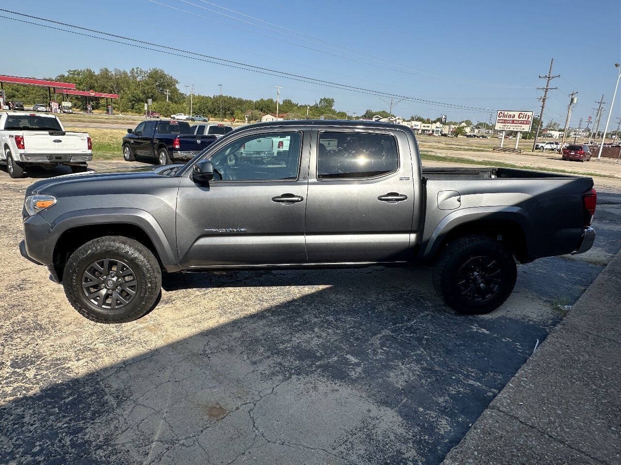 Used 2021 Toyota Tacoma SR5 AWD/4WD image 5