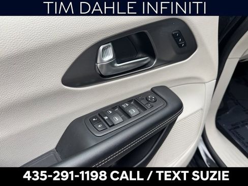 Used 2023 Chrysler Pacifica Touring-L image 9