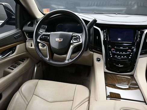 Used 2020 Cadillac Escalade Luxury AWD/4WD image 11