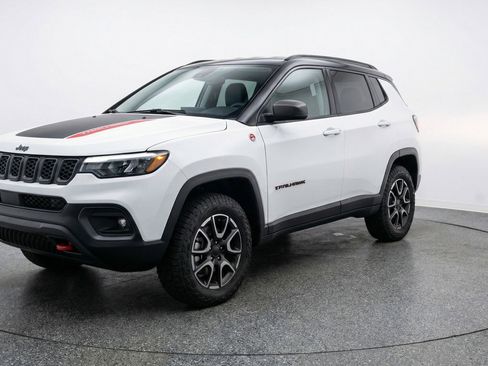 Used 2025 Jeep Compass Trailhawk AWD/4WD image 3