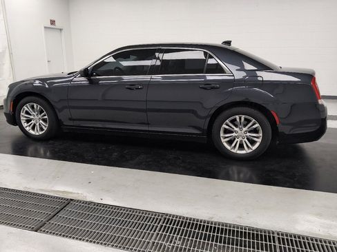 Used 2018 Chrysler 300 Touring L RWD image 3