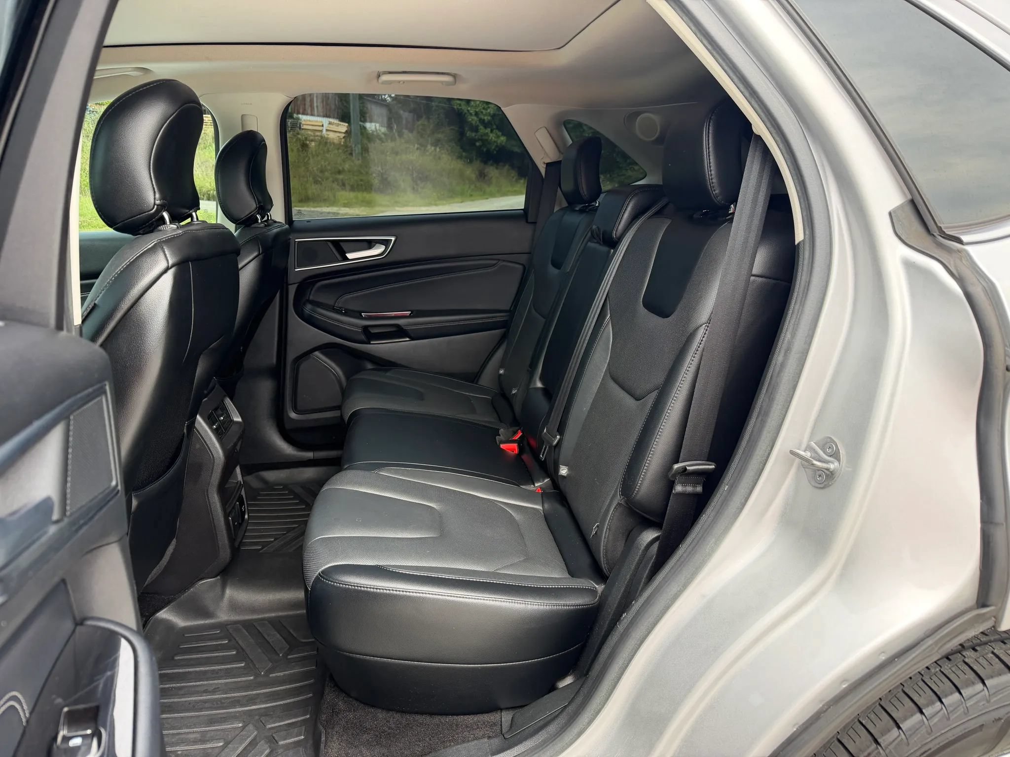 Used 2018 Ford Edge Titanium w/ Equipment Group 301A FWD image 11