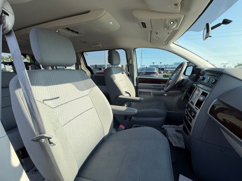 Used 2010 Chrysler Town & Country Touring FWD image 20