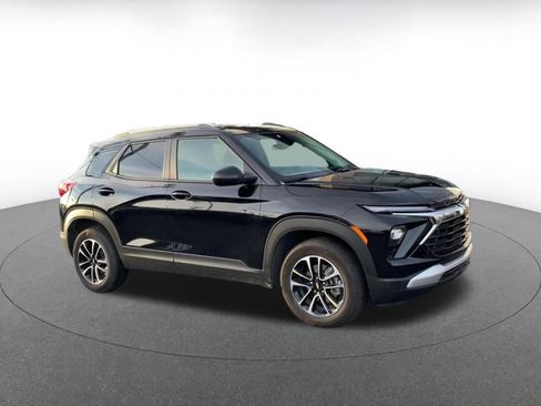 Used 2025 Chevrolet TrailBlazer LT image 2