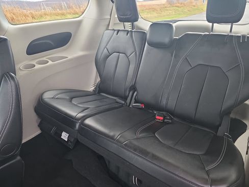 Used 2024 Chrysler Pacifica Touring-L FWD image 22
