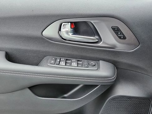 New 2026 Chrysler Pacifica Select image 30