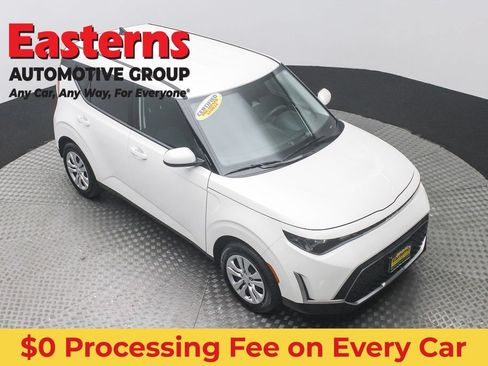 Used 2025 Kia Soul LX FWD image 3