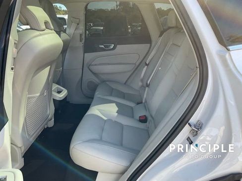 Used 2021 Volvo XC60 T5 Momentum w/ Premium Package image 21