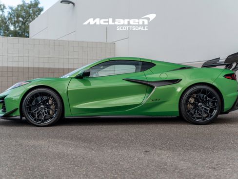 Used 2026 Chevrolet Corvette ZR1 w/ ZR1 Carbon Fiber Aero Package image 4