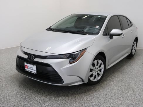 Used 2025 Toyota Corolla LE FWD image 2