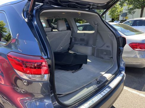 Used 2019 Toyota Highlander XLE w/ Carpet Mat Package (TMS) AWD/4WD image 21