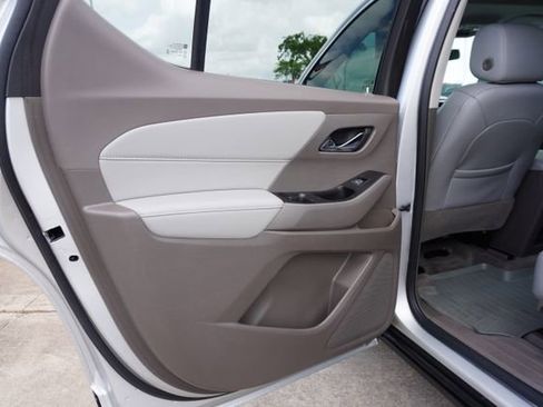 Used 2020 Chevrolet Traverse LT w/ LT Premium Package image 21