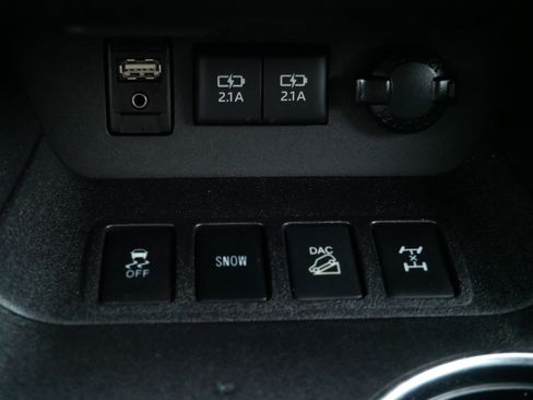 Used 2017 Toyota Highlander XLE w/ Carpet Mat Package AWD/4WD image 32