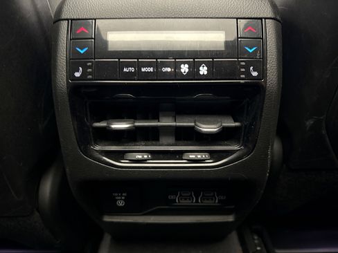 Used 2022 Jeep Grand Cherokee Overland w/ Luxury Tech Group IV AWD/4WD image 22