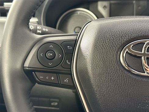 Certified 2022 Toyota Venza XLE image 16