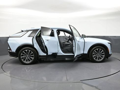 Used 2025 Cadillac Lyriq Sport AWD/4WD image 34
