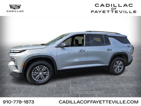 Used 2025 Chevrolet Traverse LT FWD image 1
