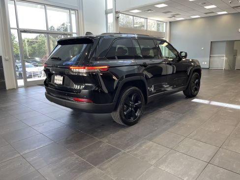 Used 2024 Jeep Grand Cherokee Altitude AWD/4WD image 18