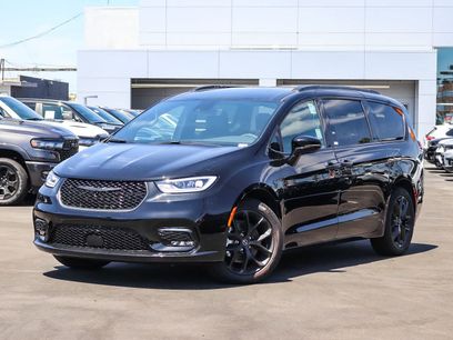 New 2026 Chrysler Pacifica Select w/ S Appearance Package