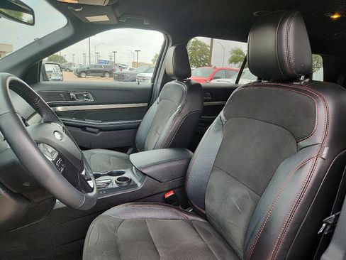 Used 2018 Ford Explorer XLT w/ Equipment Group 202A FWD image 13