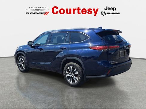 Used 2020 Toyota Highlander XLE AWD/4WD image 6