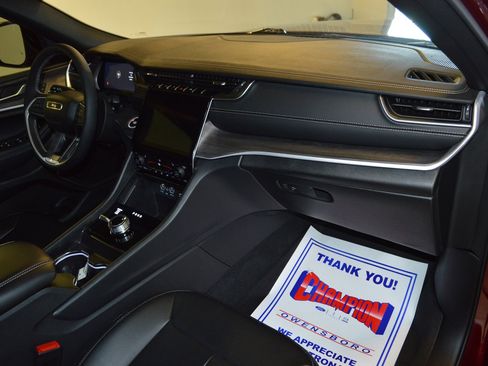 Used 2025 Jeep Grand Cherokee Limited w/ Black Appearance Package image 10