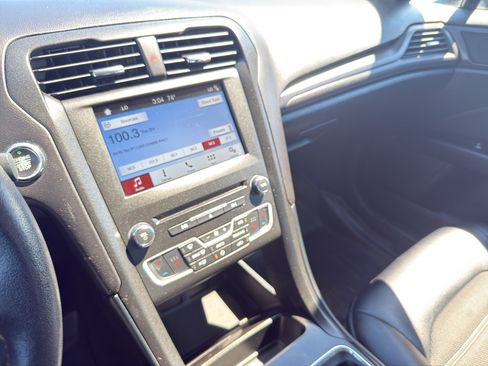 Used 2018 Ford Fusion SE w/ Equipment Group 201A FWD image 21