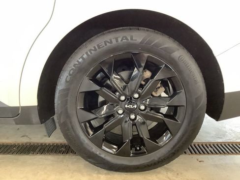 Certified 2024 Kia Carnival SX FWD image 28