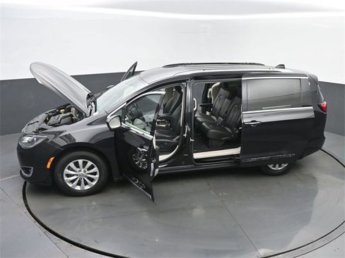 Used 2019 Chrysler Pacifica Touring-L image 63
