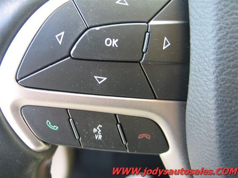 Used 2019 Jeep Grand Cherokee Laredo AWD/4WD image 9