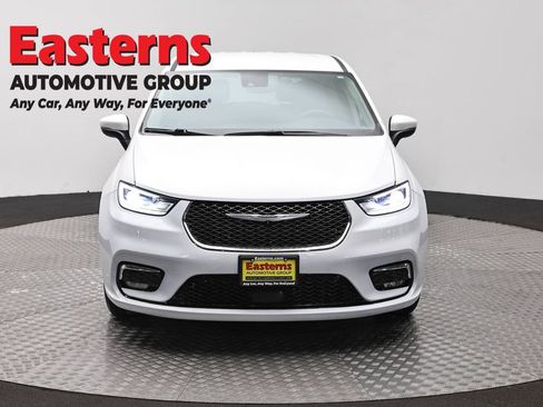 Used 2023 Chrysler Pacifica Touring-L FWD image 2