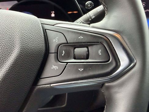 Used 2025 Chevrolet Trax LT w/ LT Convenience Package FWD image 8