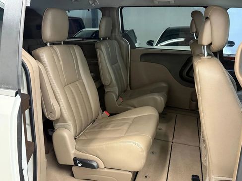Used 2013 Chrysler Town & Country Touring-L w/ Driver Convenience Group image 23