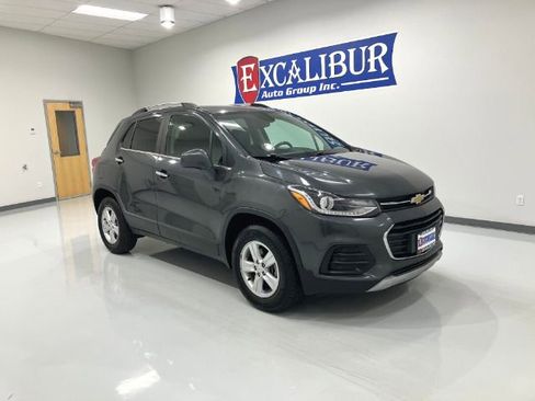 Used 2018 Chevrolet Trax LT w/ LT Convenience Package image 2