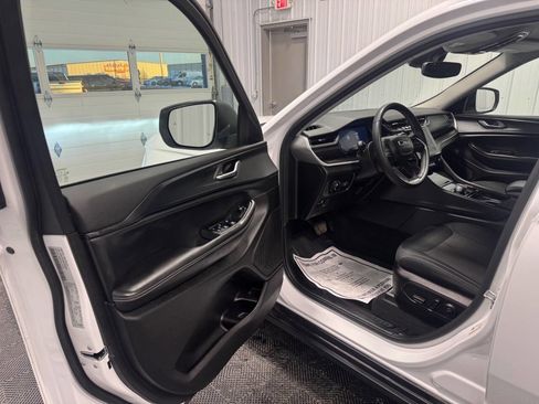 Used 2023 Jeep Grand Cherokee Laredo w/ Luxury Tech Group I image 10