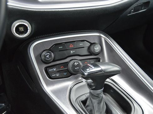 Used 2015 Dodge Challenger SXT image 13