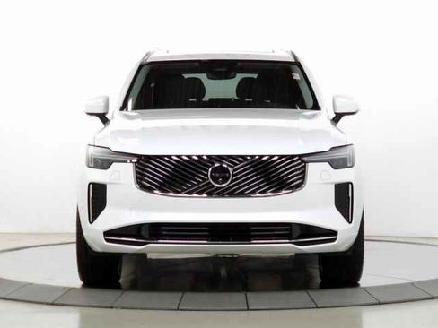 Certified 2025 Volvo XC90 B6 Plus image 2