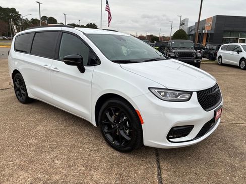 New 2026 Chrysler Pacifica Select w/ S Appearance Package FWD image 8